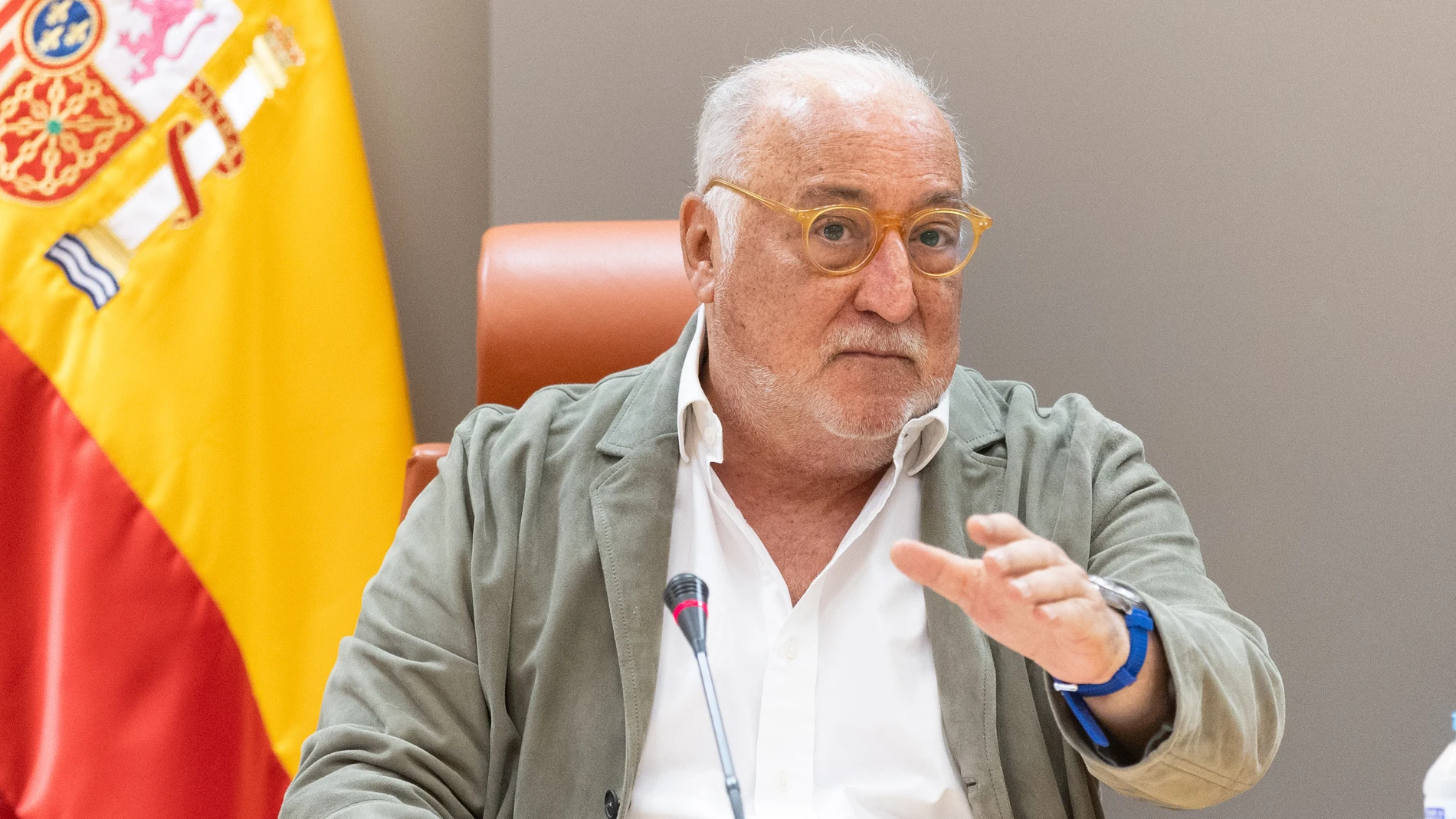 Pere Navarro ante un micrófono