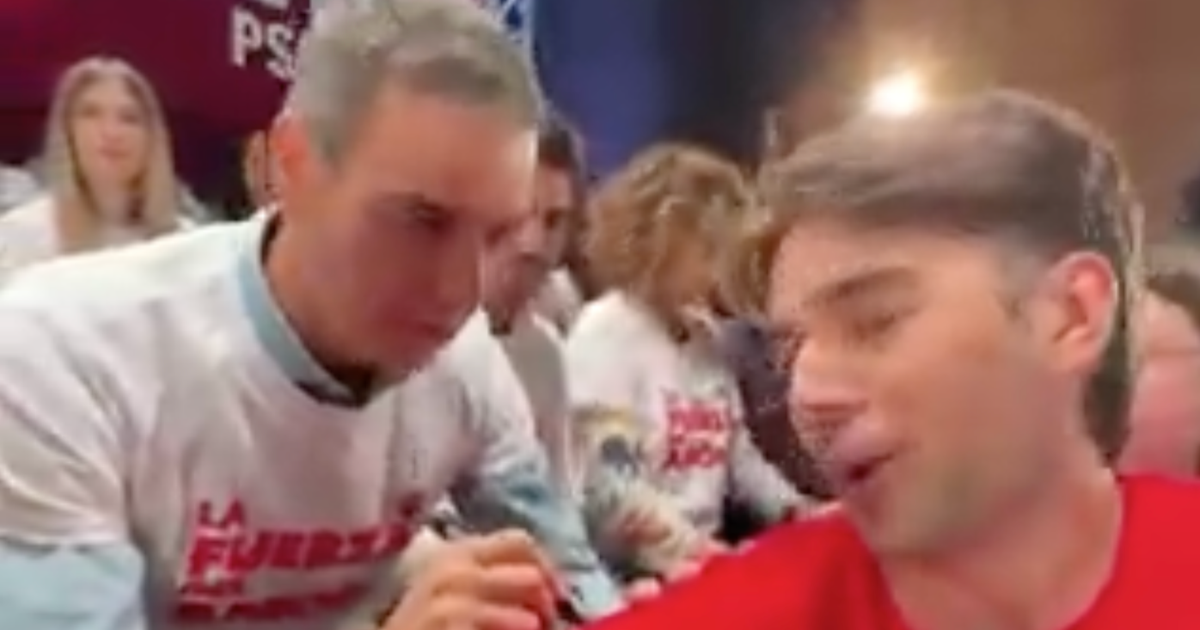 Sánchez firma la camiseta de un seguidor