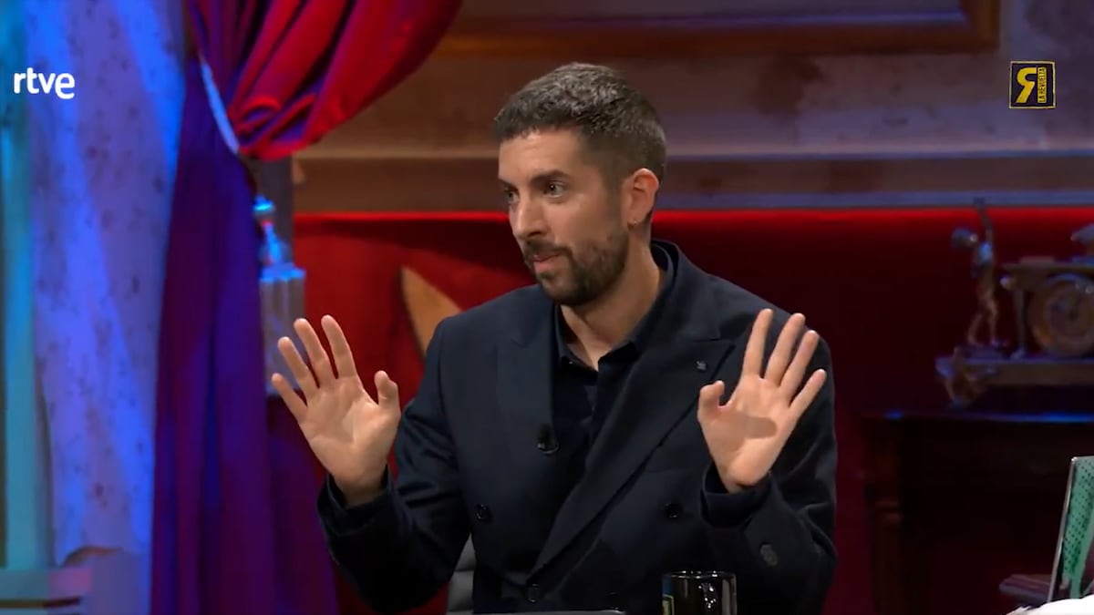 David Broncano con las manos levantadas en La Revuelta