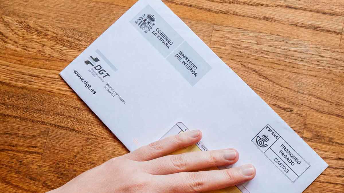Sobre de la Dirección General de Tráfico
