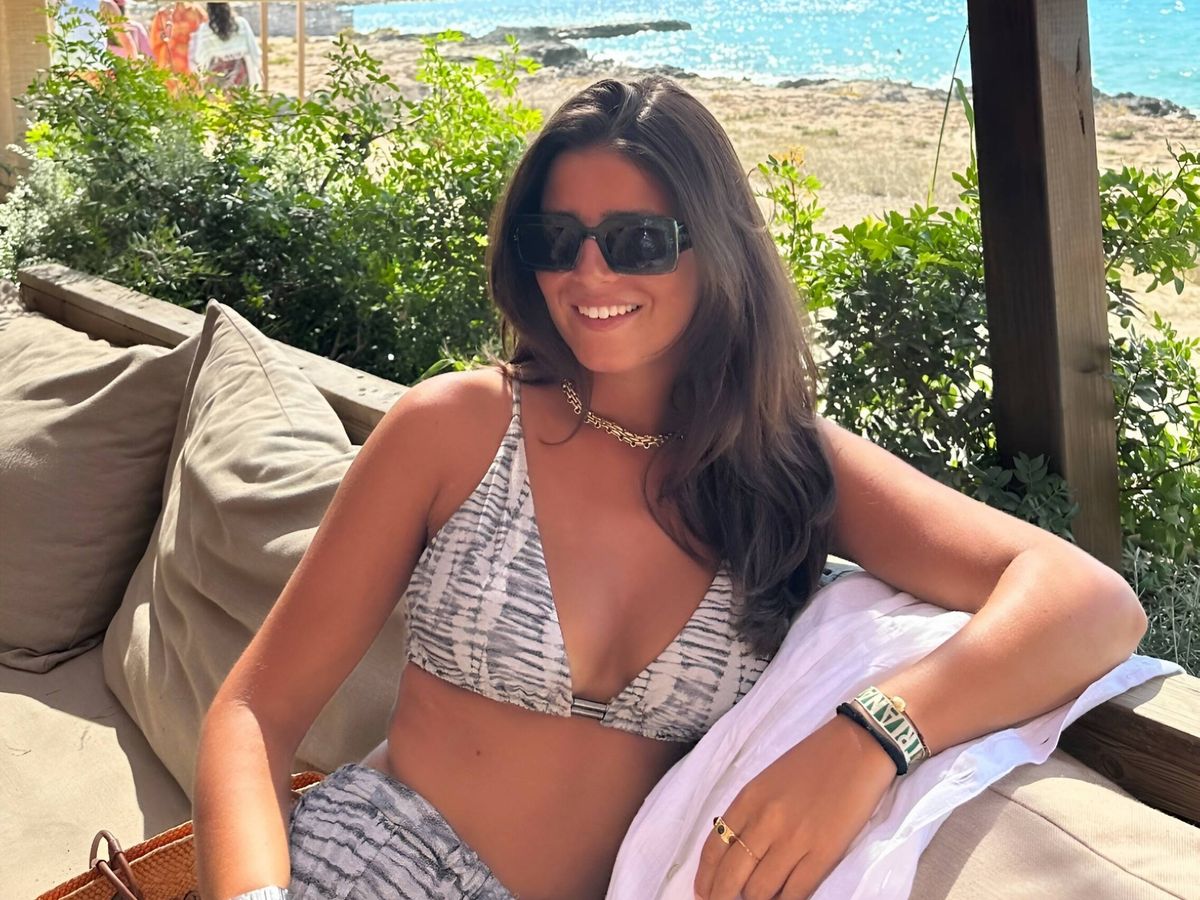 Tana Rivera sentada en una terraza junto al mar
