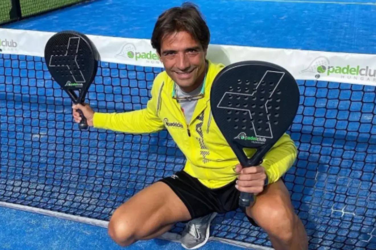 Gustavo Oliva en una pista de pádel