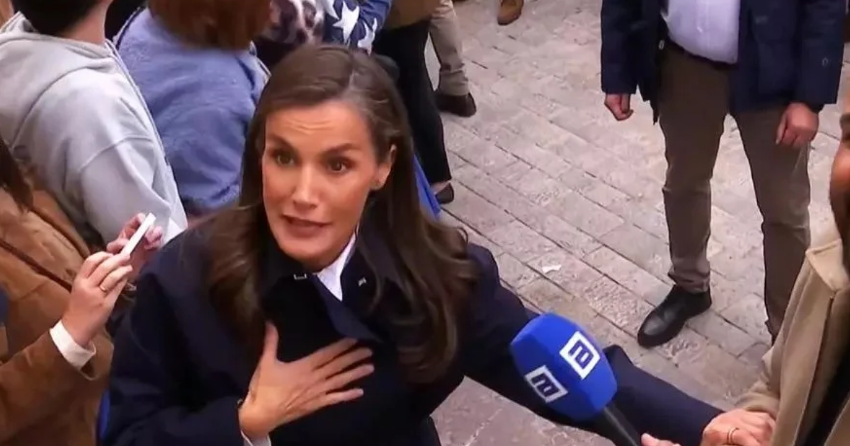 Letizia conversa con un equipo de TPA