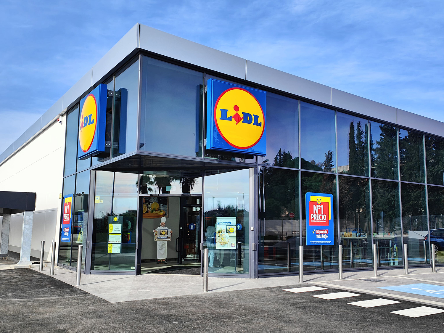 Fachada de un supermercado Lidl