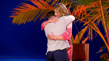 El abrazo de Sandra Barneda a Miguel