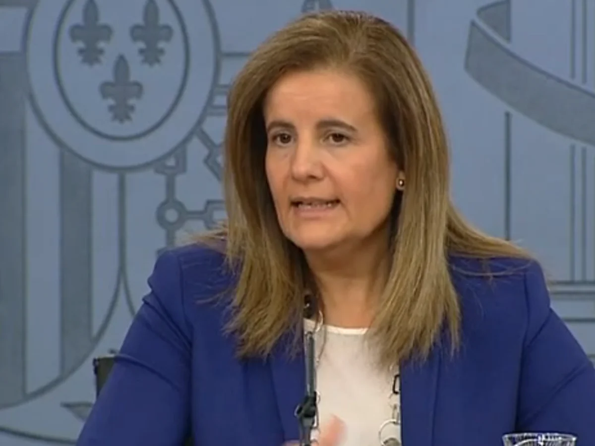 Fátima Báñez con chaqueta azul durante una comparecencia