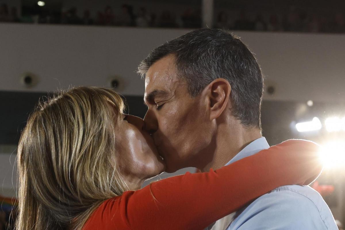 Pedro Sánchez y Begoña Gómez se besan