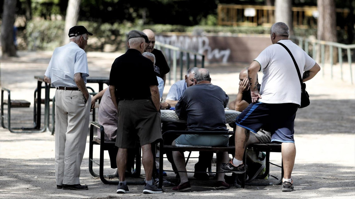 Personas mayores reunidas en un parque, fotografía de recurso
