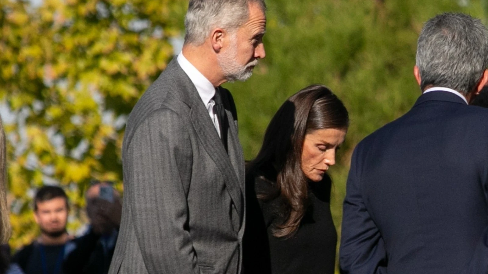Felipe VI y Letizia durante la visita a los afectados por el accidente ferroviario